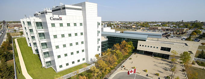Photographe - Prise de vue aérienne de l'entrée principale du Centre national des maladies animales exotiques (CNMAE) à Winnipeg